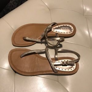 Gianni Bini Size 6 gold strappy sandal